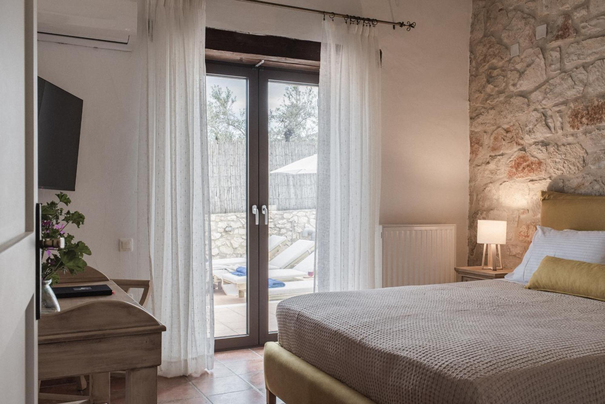 Villa Viatzo - Eclectic With Heated Saltwater Pools *