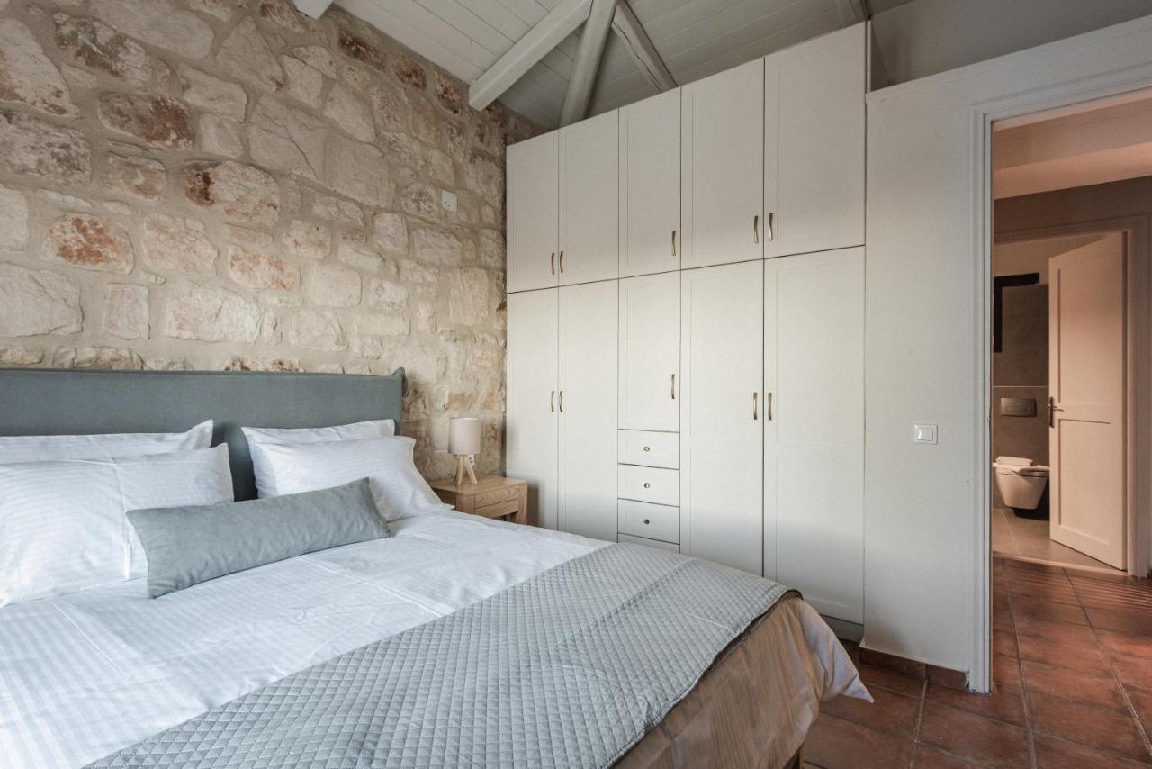 Villa Viatzo - Eclectic With Heated Saltwater Pools *