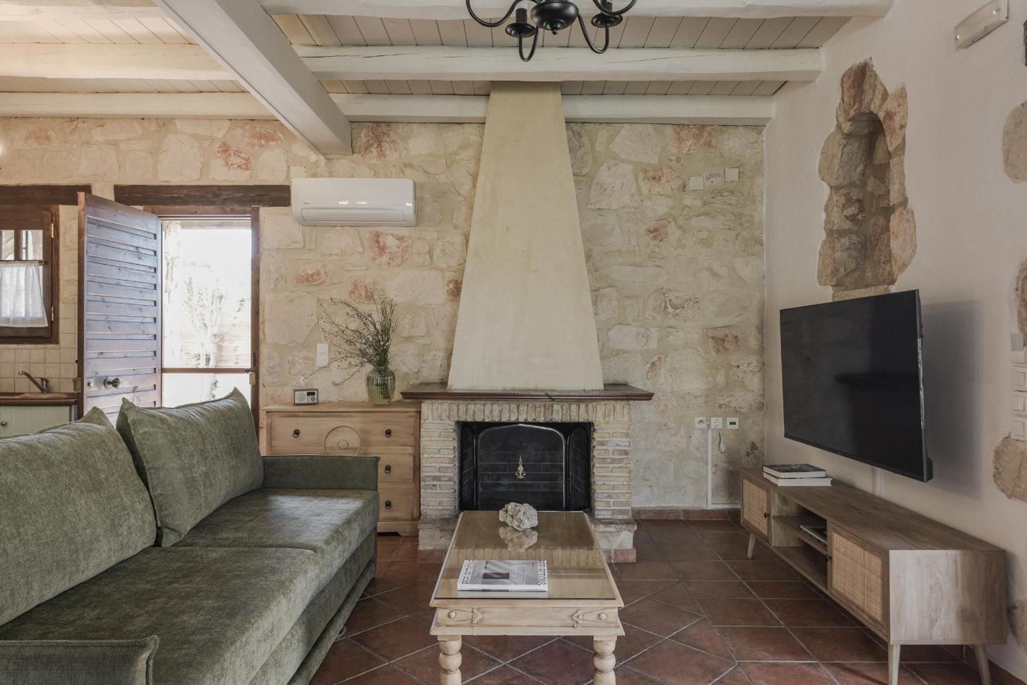 Villa Viatzo - Eclectic With Heated Saltwater Pools *